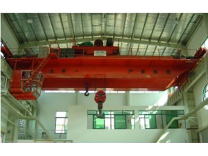 QD型電動(dòng)雙梁橋式起重機(jī)是按國(guó)家標(biāo)準(zhǔn)設(shè)計(jì)制造的的起重機(jī)，起升機(jī)構(gòu)為卷?yè)P(yáng)機(jī)。