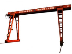門式起重機(jī)主要使用在露天倉(cāng)庫(kù)、料場(chǎng)、鐵路貨站、港口碼頭等。